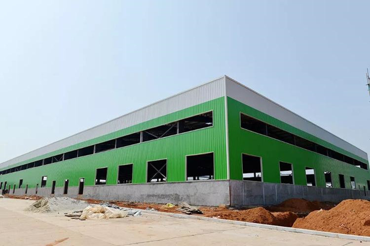Steel workshop adapted for specialized industrial applications