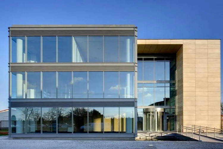 B&acirc;timent commercial en acier avec mur-rideau en verre