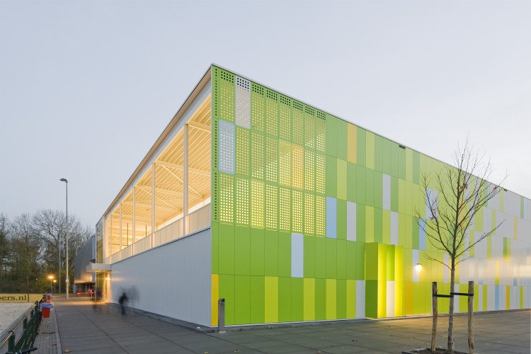 Entrada do pavilh&atilde;o desportivo em a&ccedil;o com arquibancada