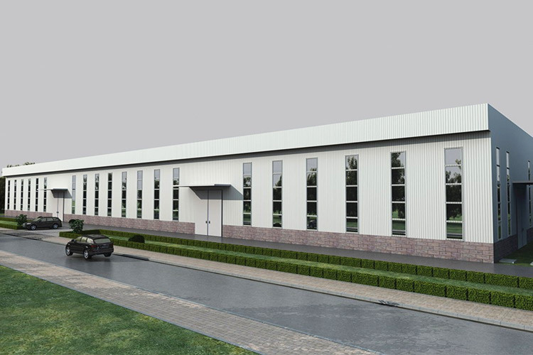Modular installation process of a prefabricated steel workshop showing main frame, purlins, and secondary support structures